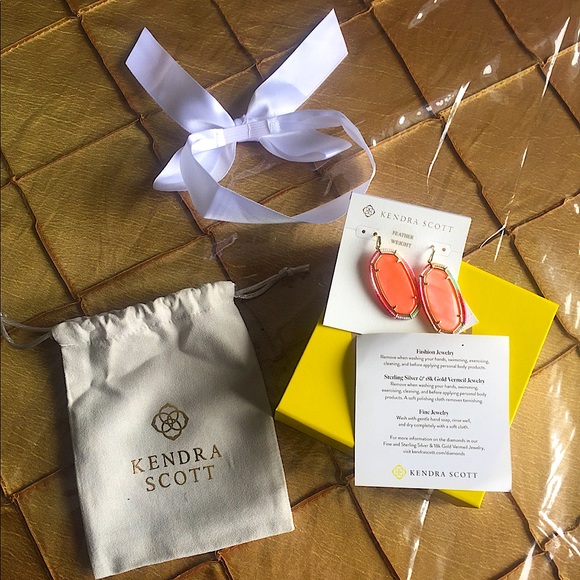 Kendra Scott Gold Threaded Elle Earrings - Picture 10 of 16